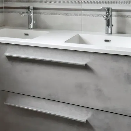 Avec Piscine Privee A *