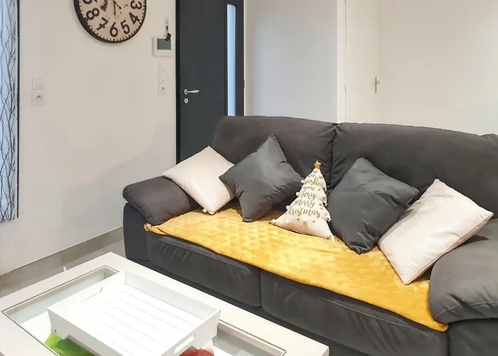 Avec Piscine Privee A 圣让-德蒙