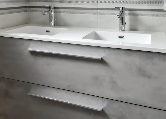 Avec Piscine Privee A *